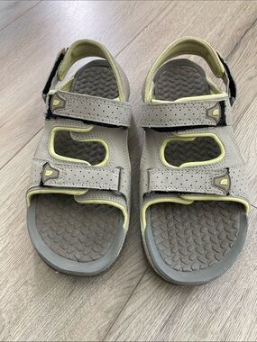 The North Face El Rio II sandals in a gray and light yellow colorway
